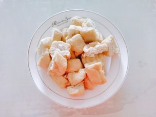 6、秋冬大锅菜,豆泡洗净后，对半切。