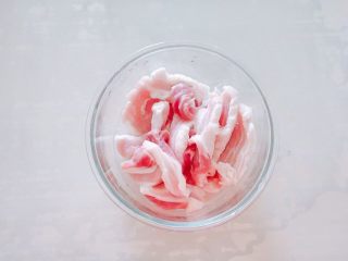 8、秋冬大锅菜,五花肉去皮，切条。