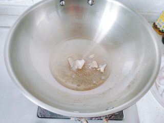 12、秋冬大锅菜,锅里加油，小火，放冰糖，搅拌。
