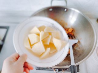 15、秋冬大锅菜,下土豆，翻炒。