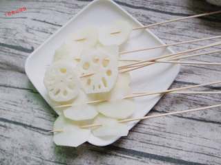 6、钵钵鸡,莲菜和土豆串在竹签上，这个比较难串，大家要小心应为莲菜特别脆，很容易碎掉