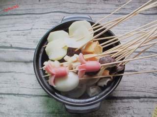 7、钵钵鸡,串好的蔬菜串放入沸水中烫熟