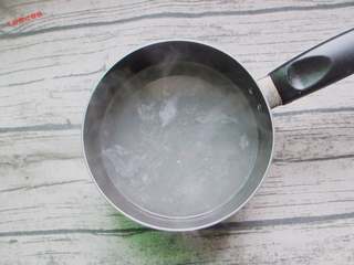 8、钵钵鸡,先把鸡肉放到开水锅里焯出血沫，然后把鸡肉和骨头拆开。鸡骨头重新放到汤锅，加入姜片和葱结，倒入开水，中火炖上30分钟，只留汤，简易的鸡汤就做好了。