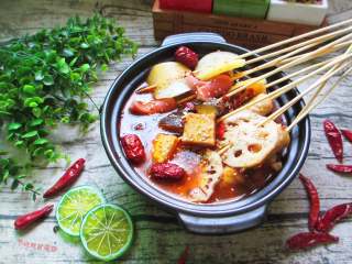 17、钵钵鸡,当串串从鲜美的汤汁中提起的瞬间，被上层的红油包裹，鲜辣欲滴，只有吃到嘴里才是正经。