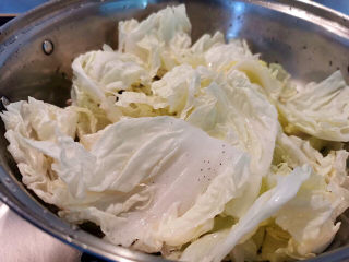 9、部队火锅,白菜叶先码进火锅底部