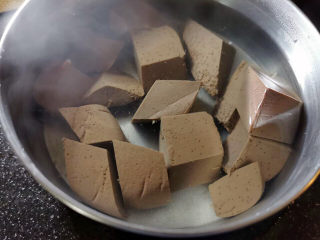 11、部队火锅,下水焯一下，泡水备用