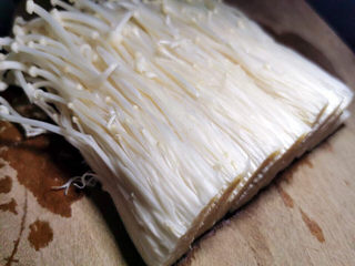 12、部队火锅,金针菇切小片