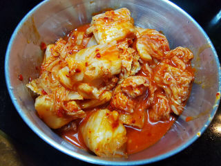 14、部队火锅,泡菜切小块