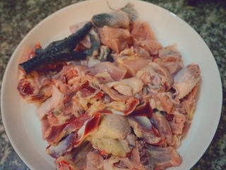 1、干锅焖鸡,将鸡肉切块洗干净