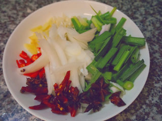 6、干锅焖鸡,还有蒜苗、洋葱????、干椒、花椒、八角