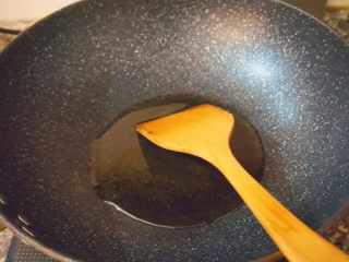 11、干锅焖鸡,倒入适量花生油加热