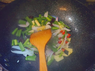 14、干锅焖鸡,热油下锅，倒入准备好的配料（青红辣椒块、香菜先不要倒进去）