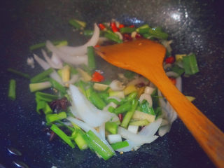 15、干锅焖鸡,中火翻炒2-3分钟，炒出香味