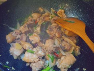 16、干锅焖鸡,倒入炒过的鸡肉