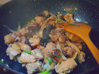 17、干锅焖鸡,大火翻炒3-4分钟，让鸡肉入味