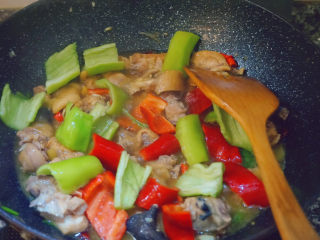 19、干锅焖鸡,后放入青红辣椒块翻炒1-2分钟