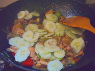 20、干锅焖鸡,再加入黄瓜