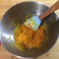 2、南瓜豆沙汤圆,压成泥