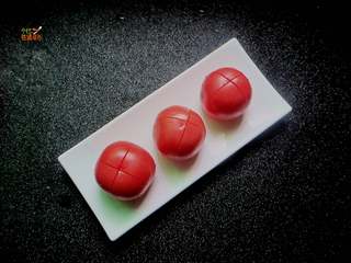 2、抖音爆红的海底捞番茄牛肉饭,首先，先把西红柿去皮，告诉大家一个去皮小窍门，喜欢共识顶部切十字花刀，就是用开水煮1-1.5分钟，皮自然而然就去除了，非常简单