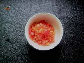 3、抖音爆红的海底捞番茄牛肉饭,西红柿切成小丁