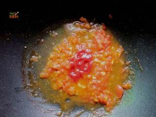 6、抖音爆红的海底捞番茄牛肉饭,番茄炒出汤后加1勺糖、1勺生抽、2勺番茄酱、少许盐和少许黑胡椒