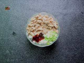 8、抖音爆红的海底捞番茄牛肉饭,把米饭、葱花、牛肉粒放入碗里，淋上一勺耗油