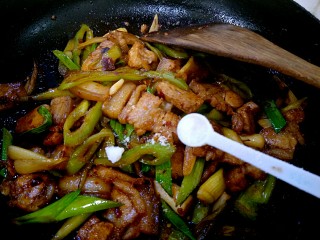 15、回锅肉,加少许的盐。