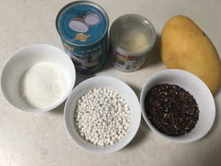 1、芒果黑米椰奶西米露,一次性准备好所有食材。