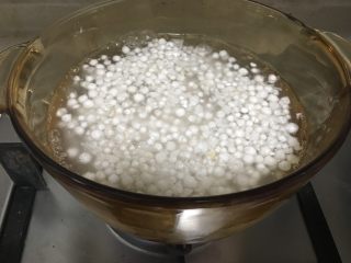 4、芒果黑米椰奶西米露,大火煮开西米露后转小火煮熟。