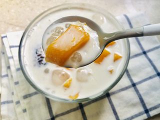 10、芒果黑米椰奶西米露,吃一口下去柔软顺滑,酸酸甜甜,清爽香甜!