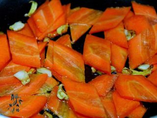 3、胡萝卜炒西兰花,先放胡萝卜小火翻炒,添加适量清水防止锅干。