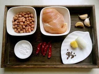 1、宫保鸡丁,准备好食材。