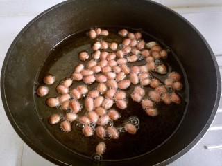 2、宫保鸡丁,锅中倒入适量油，油凉的时候倒入花生米，用中小火加热，用漏勺不断翻动花生米，使其受热均匀。