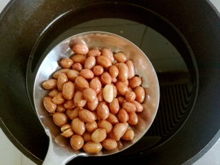 3、宫保鸡丁,炸至酥脆后，用漏勺捞起。