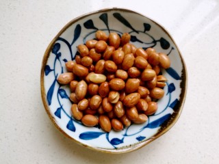 4、宫保鸡丁,放在碗里，冷却一会。