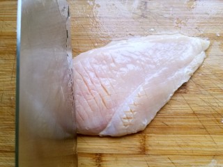 6、宫保鸡丁,再用刀在鸡肉上轻切十字花刀。