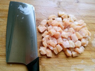 7、宫保鸡丁,将鸡肉切成2厘米左右的肉丁。