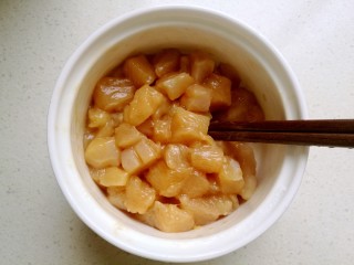 9、宫保鸡丁,用筷子把鸡肉拌匀，腌制二十分钟备用。