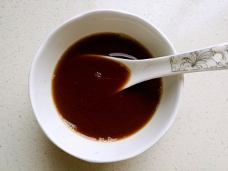 11、宫保鸡丁,取一只小碗，放入酱油，醋，糖，料酒，淀粉，再加适量清水调成料汁备用。