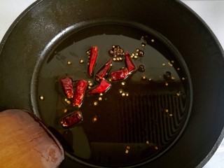 12、宫保鸡丁,锅中放油烧热，放入干辣椒和花椒，煸炒成红棕色。