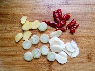 10、宫保鸡丁,将干红椒切段，姜，葱，蒜切片备用。