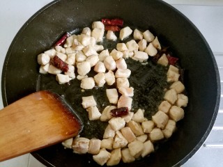 13、宫保鸡丁,放入鸡丁炒散。