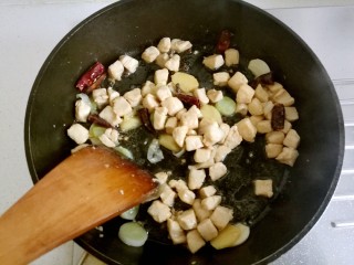 15、宫保鸡丁,用锅铲炒出香味。