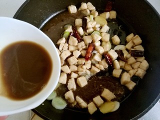 16、宫保鸡丁,加入调料汁。