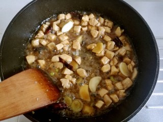 17、宫保鸡丁,用锅铲炒匀。