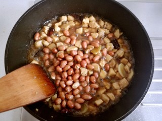 18、宫保鸡丁,加入炸好的花生米。