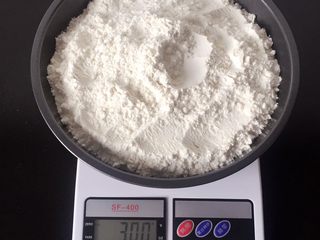 1、广式豆沙月饼,面粉300克称好