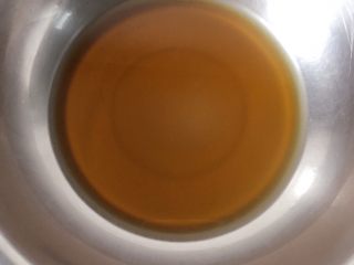 2、广式豆沙月饼,把糖油、油、枧水倒入一干净容器内