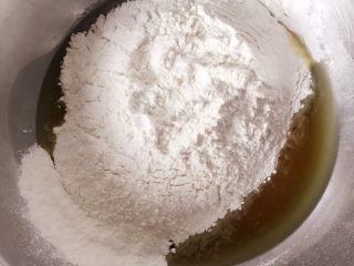 3、广式豆沙月饼,然后筛入面粉，搅拌均匀