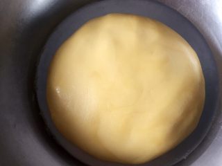 4、广式豆沙月饼,用手揉成光滑的面团，盖上保鲜膜，醒半小时至一小时